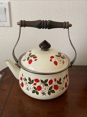 Sheffield Strawberries 'n Cream Porcelain Enamel Tea Pot kettle Vintage 80s RARE
